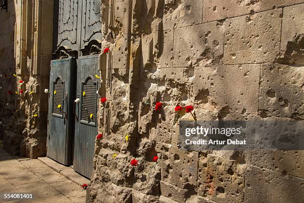 sant felip neri war bombing façade with carnations - spanischer bürgerkrieg stock-fotos und bilder
