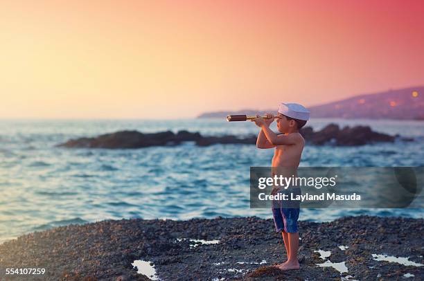 looking for pirates - sailor shorts photos et images de collection