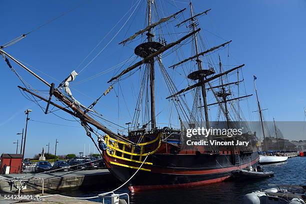 saint malo boat - caravel stock pictures, royalty-free photos & images