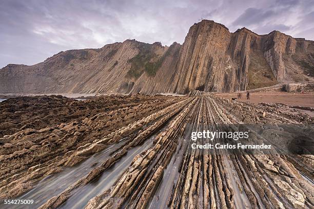 zumaia flysch - guipuzco provincie stockfoto's en -beelden