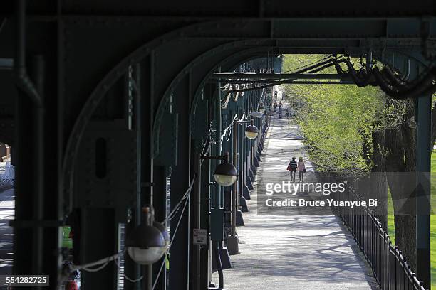 walkway under elevated subway line - flushing queens photos et images de collection