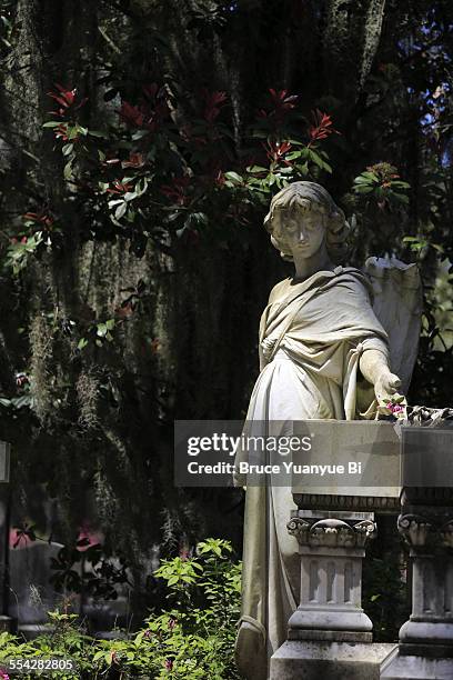 tomb statue at bonaventure cemetery - bonaventure cemetery stock pictures, royalty-free photos & images