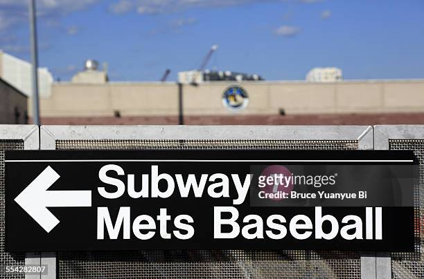 subway sign - queens stockfoto's en -beelden