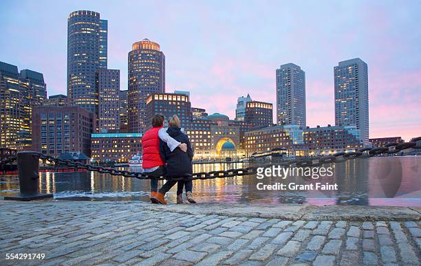 couple near harbour - boston massachusetts imagens e fotografias de stock