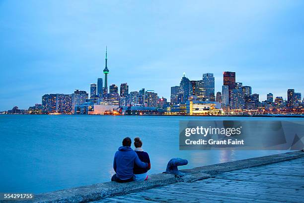 couple enjoying city view - toronto stockfoto's en -beelden