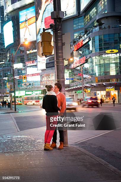 couple kissing - casal beijando na rua imagens e fotografias de stock