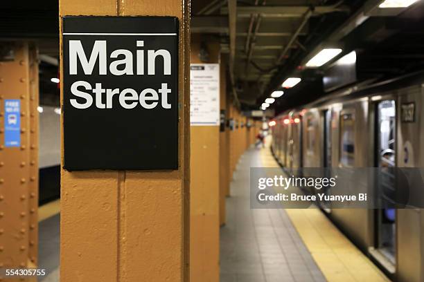 main street station of no.7 subway line - new york city subway stock-fotos und bilder