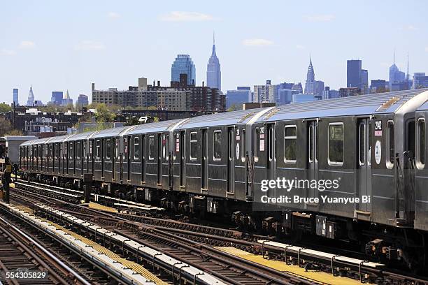 no.7 subway train with manhattan skyline - underground train stock pictures, royalty-free photos & images