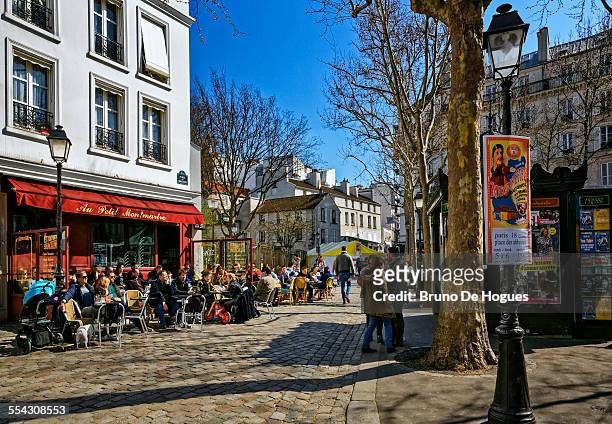 abbesses public square in paris - montmartre stock pictures, royalty-free photos & images