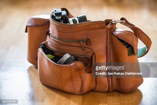 photographer's vintage camera bag - sac en cuir photos et images de collection
