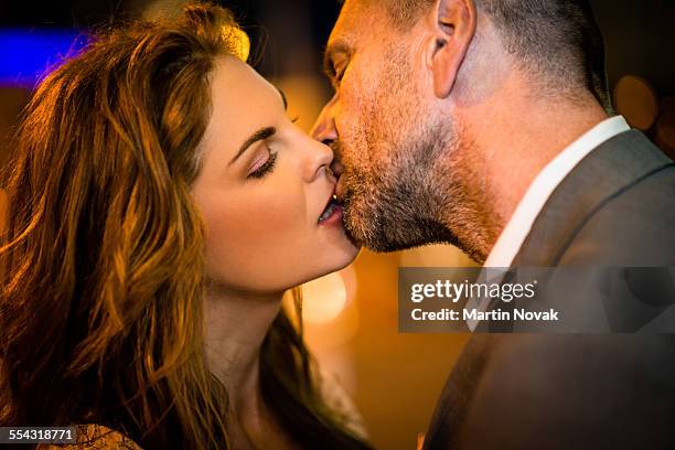 couple dating at night - casal beijando na rua imagens e fotografias de stock