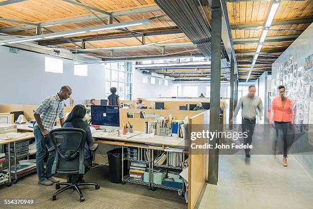 blurred view of business people walking in office - mensen op de achtergrond stockfoto's en -beelden