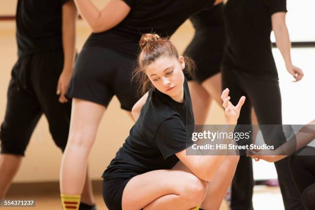 teenage dancers rehearsing in studio - contemporary dance foto e immagini stock