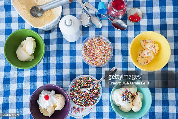 high angle view of ice cream sundaes - ice cream sundae stockfoto's en -beelden