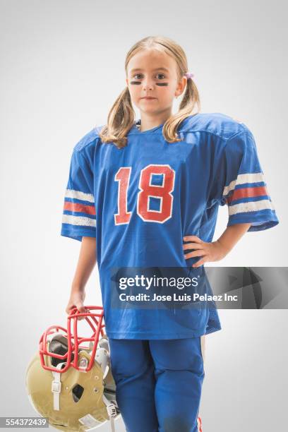 caucasian girl wearing football jersey and helmet - safety american football player stockfoto's en -beelden