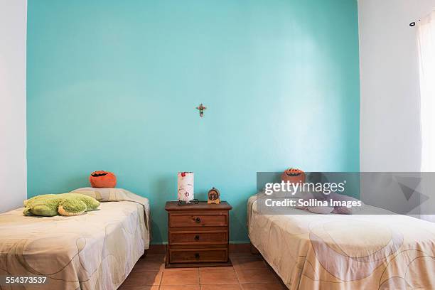twin beds in bedroom for children - eenpersoonsbed stockfoto's en -beelden