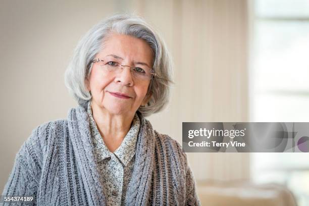 close up of serious face of older hispanic woman - septuagénaire photos et images de collection