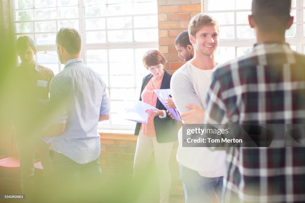 Redes de personas en el centro comunitario