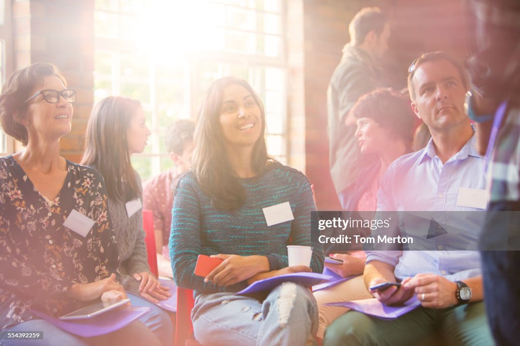 Personas sonrientes hablando en el centro comunitario