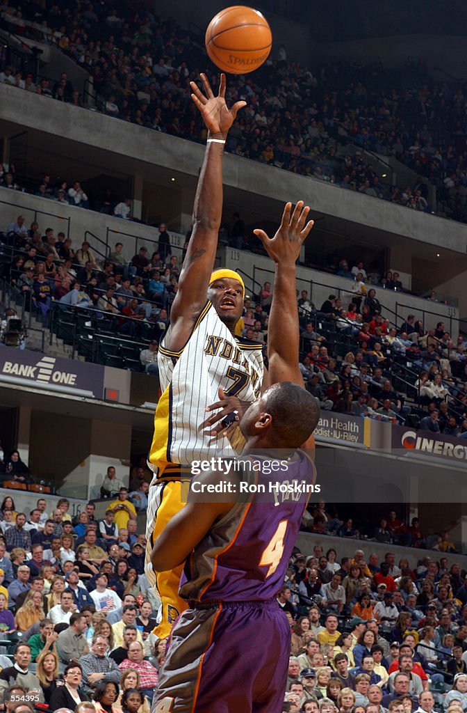 Jermaine O''Neal shoots over Alton Ford