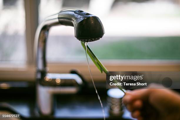 static electricity on comb bending water - static electricity stock pictures, royalty-free photos & images