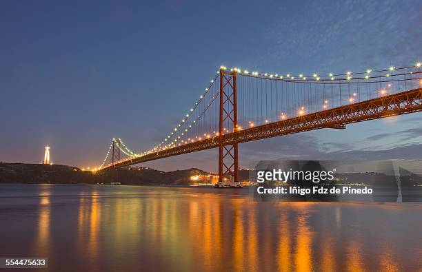 the  25 de abril bridge at dusk - sagrat cor stockfoto's en -beelden