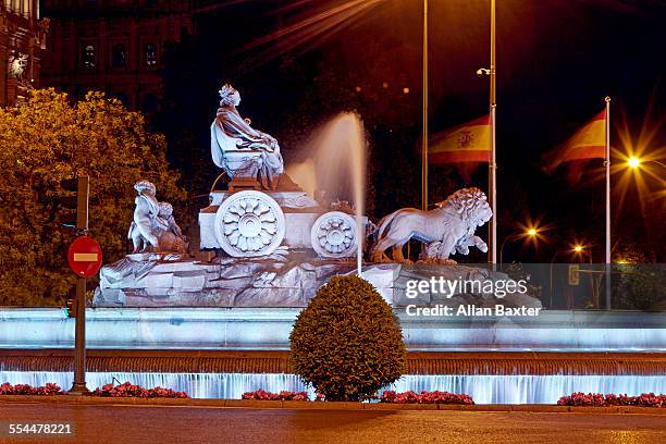 the plaza de cibeles illuminated at night - cibeles stock-fotos und bilder