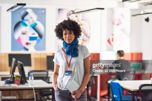 portrait of a confident businesswoman - 背景人物 個照片及圖片檔