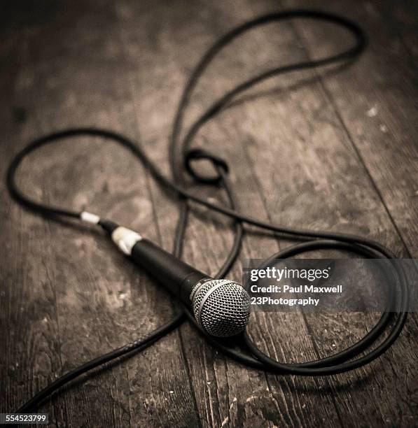 pass the mic - cantautor fotografías e imágenes de stock