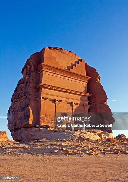 tomb at madain saleh saudi arabia - mada'in saleh stockfoto's en -beelden