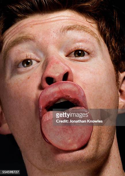 males' tongue and lips pressed against glass - zunge herausstrecken stock-fotos und bilder