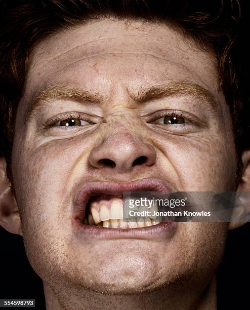 portrait of a man clenching teeth - cerrando os dentes - fotografias e filmes do acervo