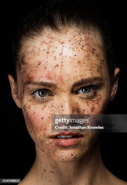 female face covered in dirt - attack sporting position stockfoto's en -beelden