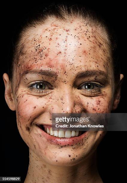 female with a dirt covered face smiling - cardenal lesión física fotografías e imágenes de stock