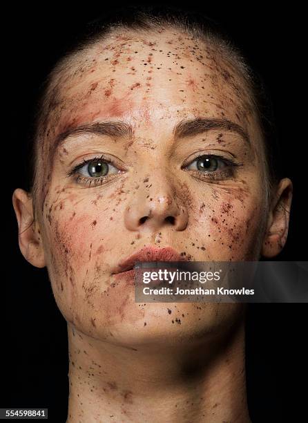 female face covered in mud - attack sporting position stockfoto's en -beelden