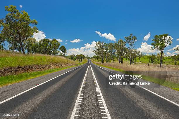 road in summer - carretera principal fotografías e imágenes de stock
