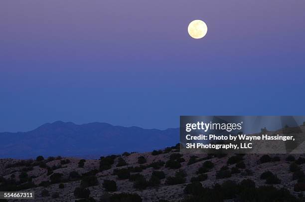 new mexico moon - sandia mountains stockfoto's en -beelden