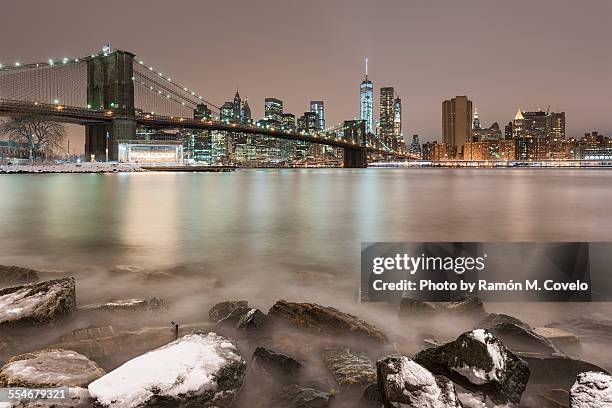 brooklyn bridge - brooklyn bridge winter stock pictures, royalty-free photos & images