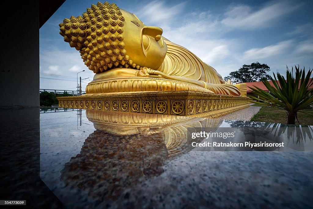 Reclining Buddha statu