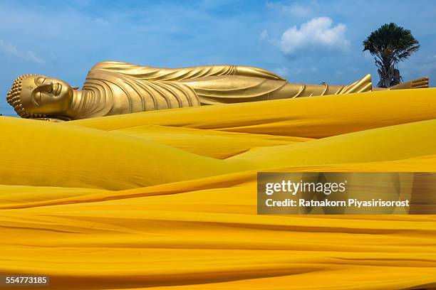 reclining buddha statue - reclining buddha statue stock pictures, royalty-free photos & images