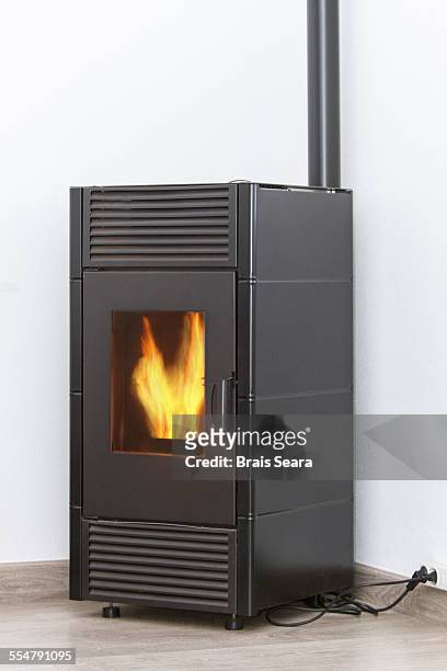 pellets heater - wood burning stove fotografías e imágenes de stock