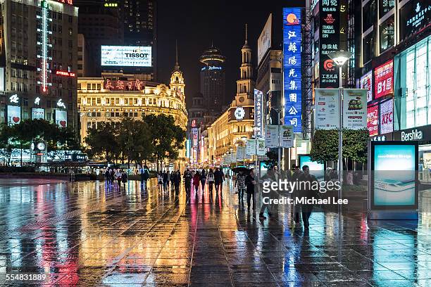 nanjing road wet night street scene - calle de nanjing fotografías e imágenes de stock