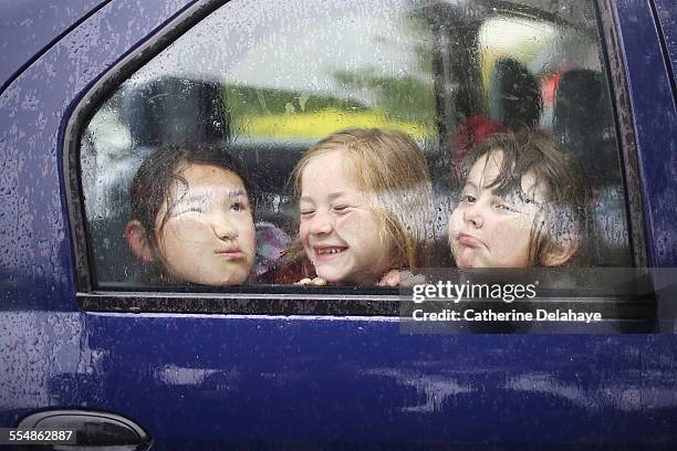 3 friends playing in a car - car kids stock-fotos und bilder