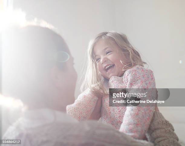 a 3 years old girl smiling to her mum - 2 3 years stockfoto's en -beelden