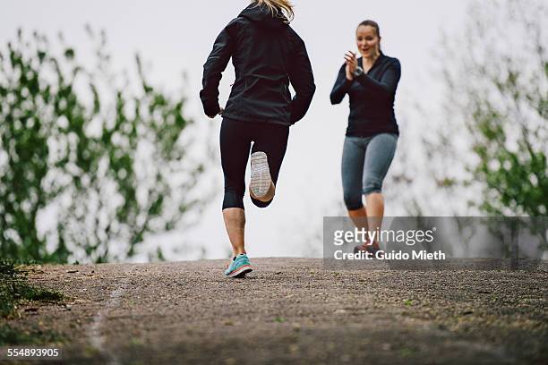 women running together - incoraggiamento foto e immagini stock