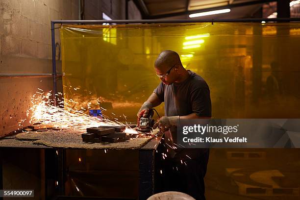 steel worker cutting steel items at factory - indústria metalúrgica - fotografias e filmes do acervo