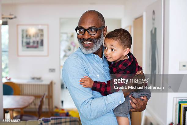 grandson in grandfathers arms - famille avec des lunettes de vue photos et images de collection