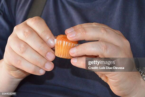 man opening muffin - cupcake holder fotografías e imágenes de stock