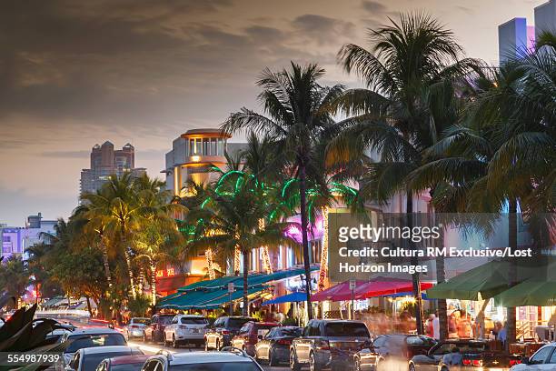 pastel color buildings on ocean drive, in the famous art deco district in south beach, at dusk, miami beach, florida, usa - ocean drive stockfoto's en -beelden