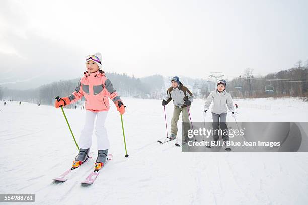 young family skiing in ski resort - província de heilongjiang imagens e fotografias de stock